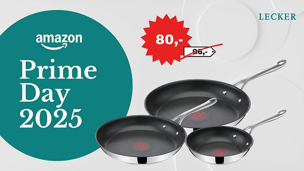 Drei Jamie-Oliver-Pfannen von Tefal sind im Vordergrund. Links davon trägt ein türkiser Kreis die Aufschrift „Amazon Prime Day 2025“. Davor ist ein roter Stern mit dem Preis 80 Euro statt 96 Euro abgebildet. Oben rechts ist das LECKER-Logo zu sehen. - Foto: Collage LECKER.de / iStock (Peresmeh) / PR