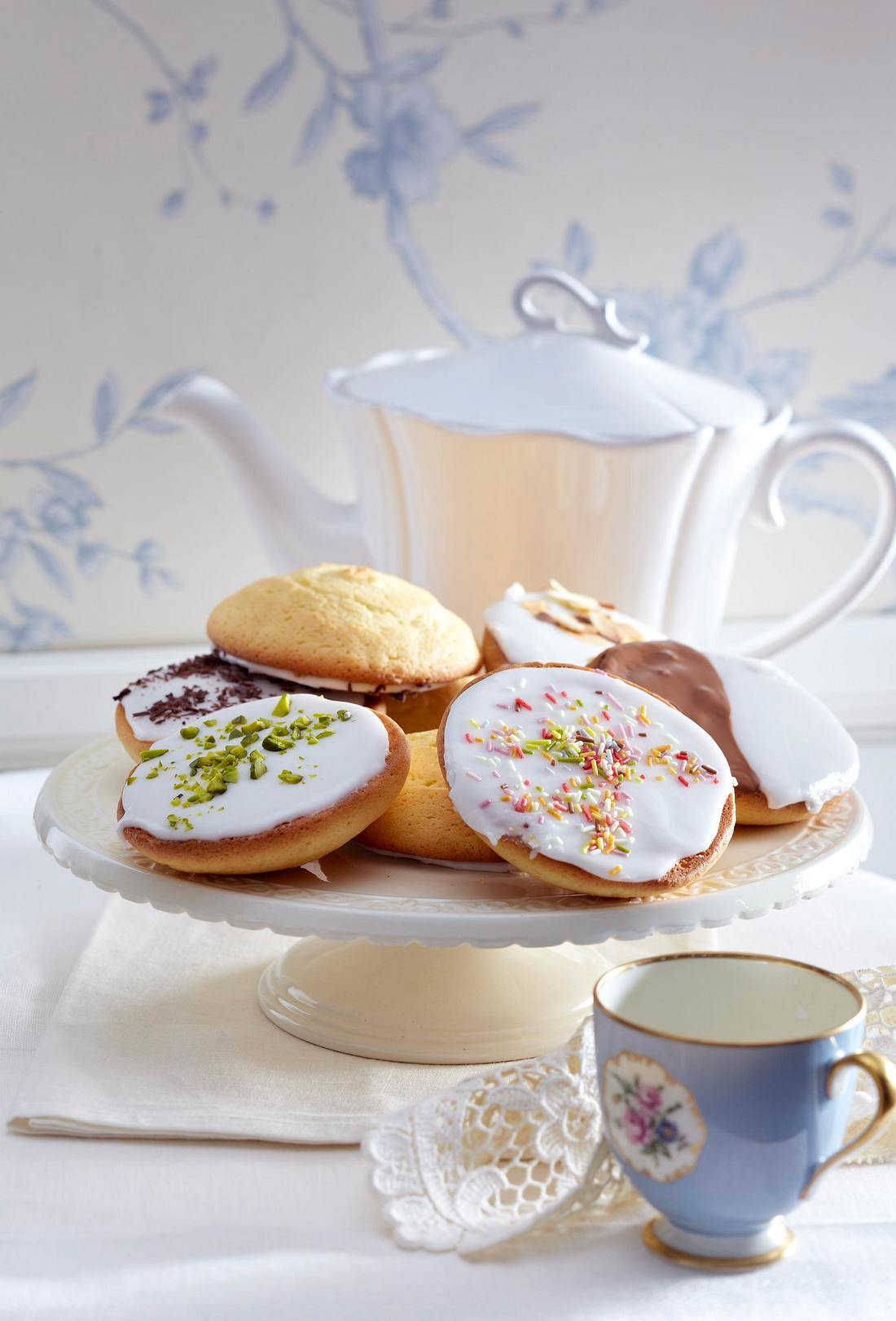 Amerikaner mit Zuckerguss Rezept | LECKER Amerikaner mit Zuckerguss Rezept | LECKER