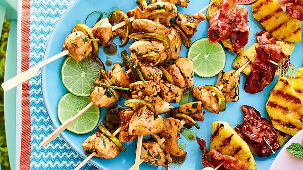 Hähnchen-Ananas und Speck-Spieße mit Limettenscheiben auf einem türkisfarbenen Teller - Foto: House of Food / Bauer Food Experts KG