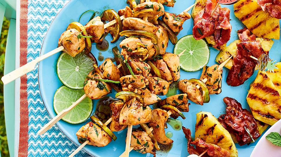 Hähnchen-Ananas und Speck-Spieße mit Limettenscheiben auf einem türkisfarbenen Teller - Foto: House of Food / Bauer Food Experts KG
