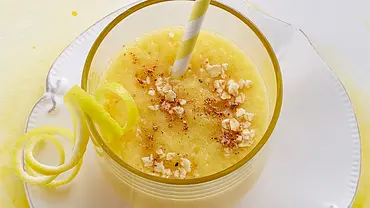 Ananas-Bananen-Drink mit Haferflocken und Ingwer Rezept - Foto: LECKER @ Bauer Media Group Ananas-Bananen-Drink mit Haferflocken und Ingwer Rezept - Foto: LECKER @ Bauer Media Group