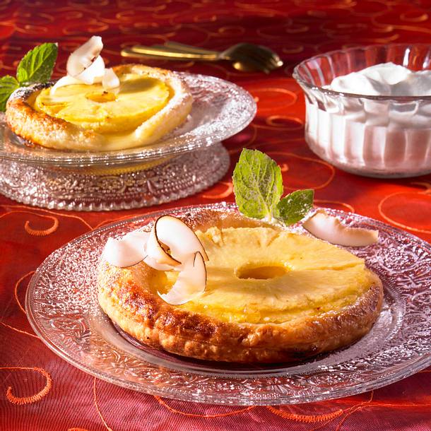 Ananas-Blätterteig-Törtchen mit Schokoladeneis Rezept Ananas-Blätterteig-Törtchen mit Schokoladeneis Rezept