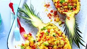 Ananas-Bulgur-Salat serviert in 2 ausgehöhlten Ananas-Hälften auf einer Servierplatte - Foto: LECKER @ Bauer Media Group Ananas-Bulgur-Salat serviert in 2 ausgehöhlten Ananas-Hälften auf einer Servierplatte - Foto: LECKER @ Bauer Media Group