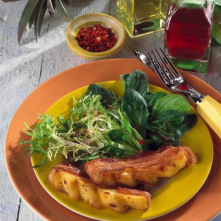 Ananas im Speckmantel auf gemischtem Salat Rezept Ananas im Speckmantel auf gemischtem Salat Rezept