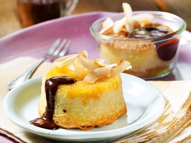 Ananas-Kokos-Törtchen mit heißer Schokolade Rezept | LECKER