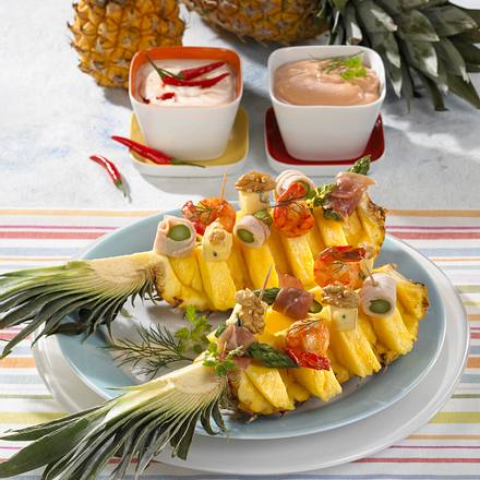 Ananas-Schiffchen mit Dip Rezept Ananas-Schiffchen mit Dip Rezept