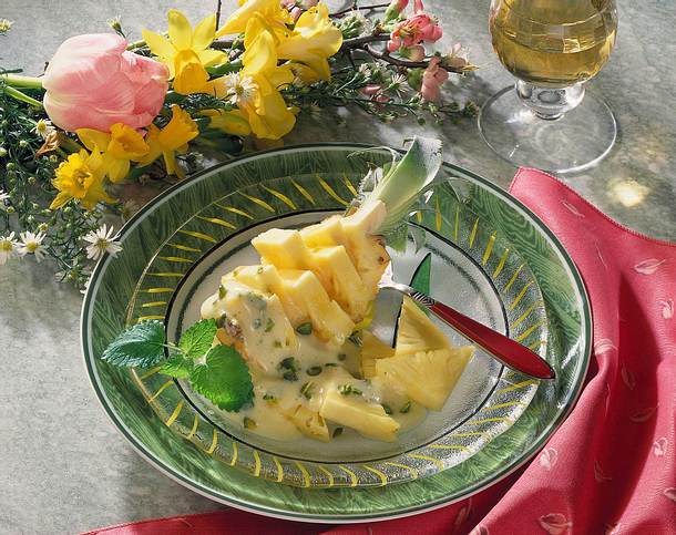Ananas-Schiffchen mit Portweinschaumsoße Rezept Ananas-Schiffchen mit Portweinschaumsoße Rezept