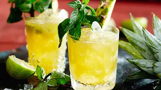 Ananas-Smash mit Ingwersirup Rezept - Foto: LECKER @ Bauer Media Group