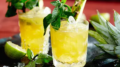 Ananas-Smash mit Ingwersirup Rezept - Foto: LECKER @ Bauer Media Group