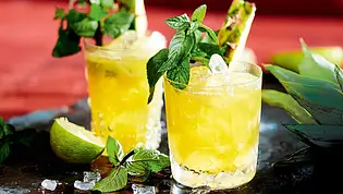 Alkoholfreier Cocktail: Gelber Ananas-Smash mit Minze und Eiswürfeln serviert. - Foto: LECKER @ Bauer Media Group Alkoholfreier Cocktail: Gelber Ananas-Smash mit Minze und Eiswürfeln serviert. - Foto: LECKER @ Bauer Media Group
