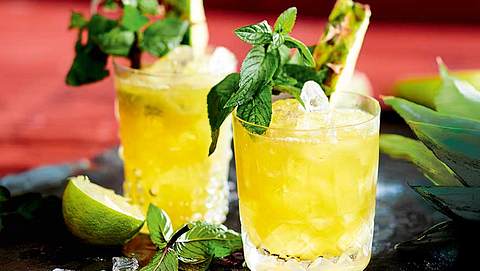 Zwei Gläser Ananas Smash mit frischer Minze und Ananasscheibe deokoriert - Foto: House of Food / Bauer Food Experts