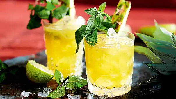 Alkoholfreier Cocktail: Gelber Ananas-Smash mit Minze und Eiswürfeln serviert. - Foto: LECKER @ Bauer Media Group