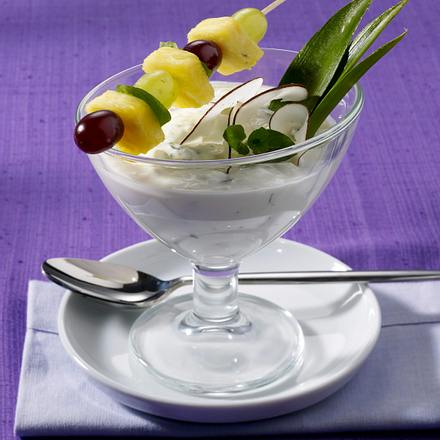 Ananas-Trauben-Spieß auf Kokos-Minz-Joghurt Rezept Ananas-Trauben-Spieß auf Kokos-Minz-Joghurt Rezept