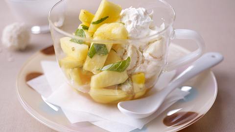Ananassalat mit „Raffaello“-Sahne Rezept - Foto: House of Food / Bauer Food Experts KG