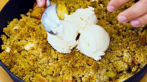 Andys Apple-Crumble - Foto: House of Food / Bauer Food Experts KG