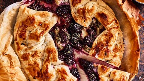 Andys Blätterteig-Galette mit Brie und Brombeeren - Foto: House of Food / Bauer Food Experts KG