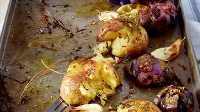 Angedrückte Pellkartoffeln aus dem Ofen Rezept - Foto: LECKER @ Bauer Media Group
