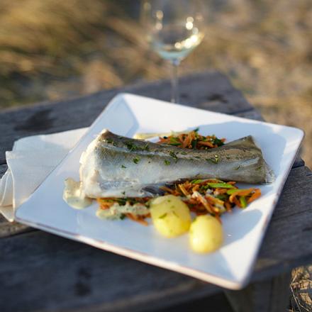 Angeldorsch mit Gemüsestreifen und Senfsoße Rezept Angeldorsch mit Gemüsestreifen und Senfsoße Rezept