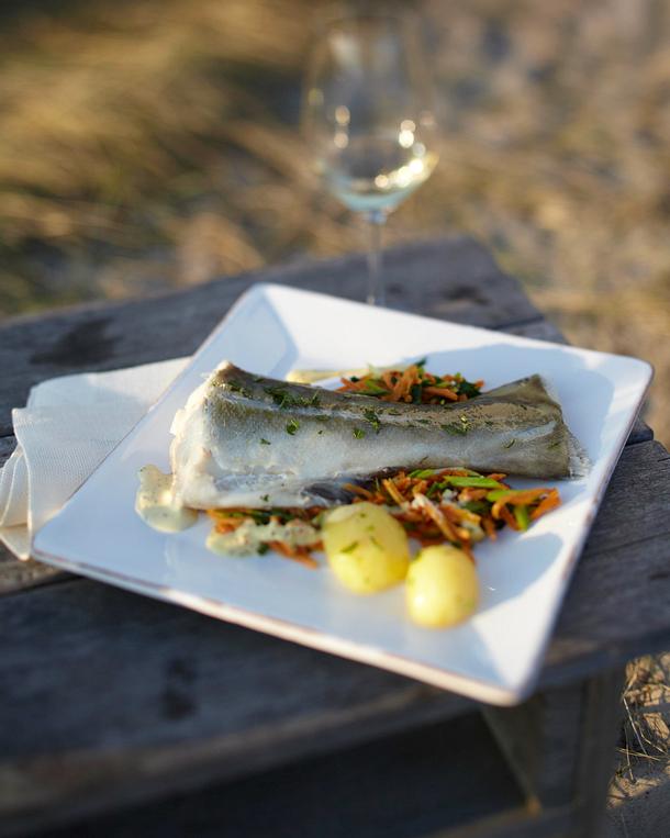 Angeldorsch mit Gemüsestreifen und Senfsoße Rezept | LECKER