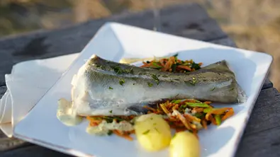 Angeldorsch mit Gemüsestreifen und Senfsoße Rezept - Foto: LECKER @ Bauer Media Group