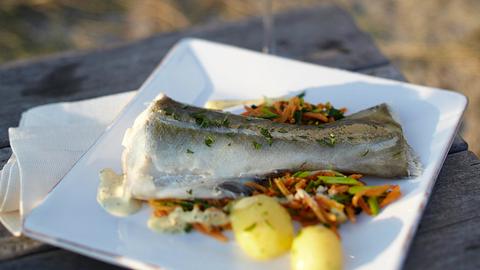Angeldorsch mit Gemüsestreifen und Senfsoße Rezept - Foto: House of Food / Bauer Food Experts KG