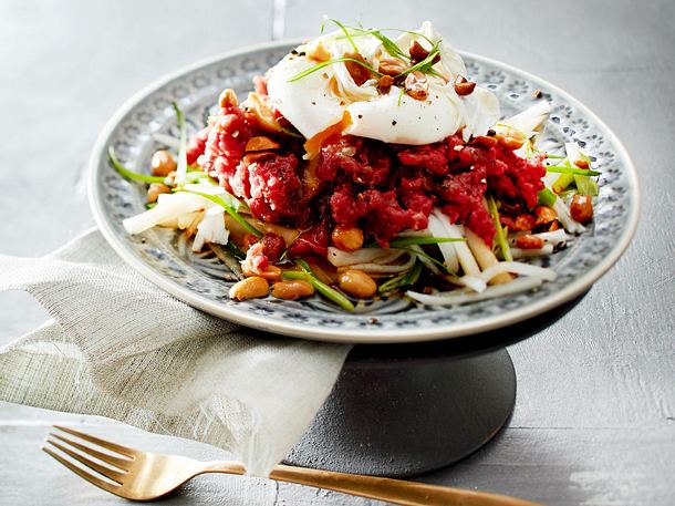 Angemachtes Tatar mit Sojasoße & pochiertem Ei Rezept Angemachtes Tatar mit Sojasoße & pochiertem Ei Rezept