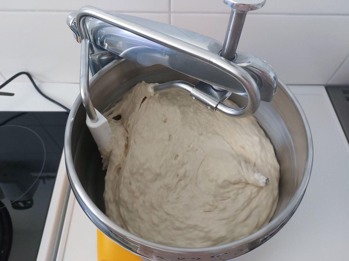 Ankarsrum Assistent Küchenmaschine mit Brotteig in der Schüssel