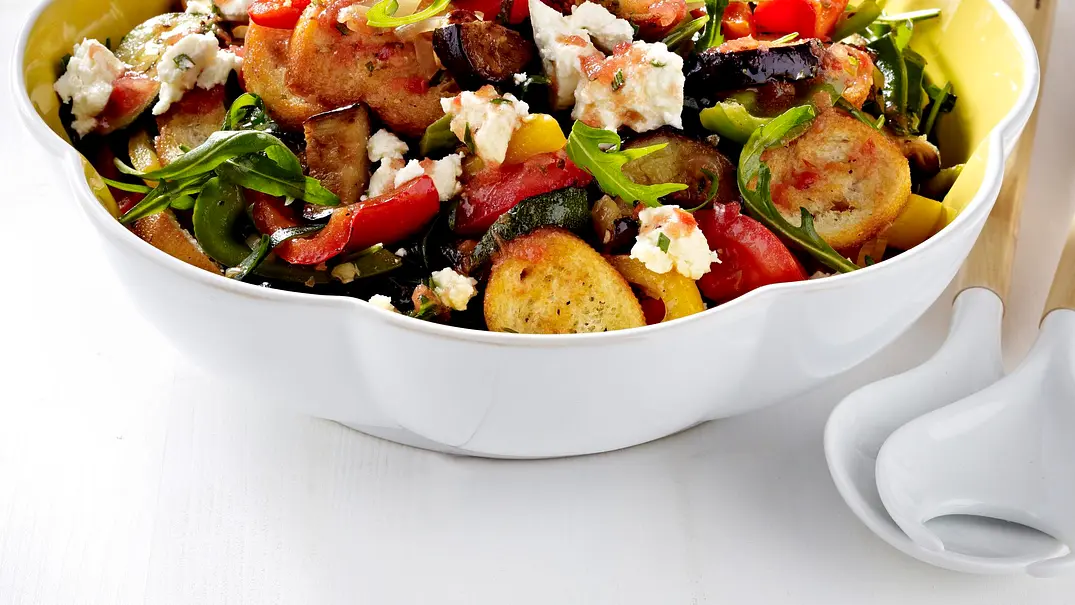 Antipasti-Brotsalat mit Feta Rezept - Foto: LECKER @ Bauer Media Group Antipasti-Brotsalat mit Feta Rezept - Foto: LECKER @ Bauer Media Group