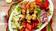 Bunte Antipasti-Platte auf einem großen Servierteller  - Foto: House of Food / Bauer Food Experts KG