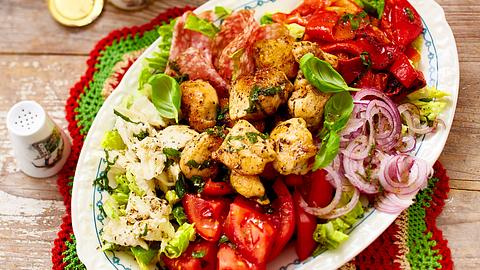 Bunte Antipasti-Platte auf einem großen Servierteller  - Foto: House of Food / Bauer Food Experts KG
