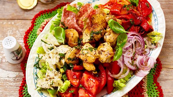 Bunte Antipasti-Platte auf einem großen Servierteller  - Foto: House of Food / Bauer Food Experts KG