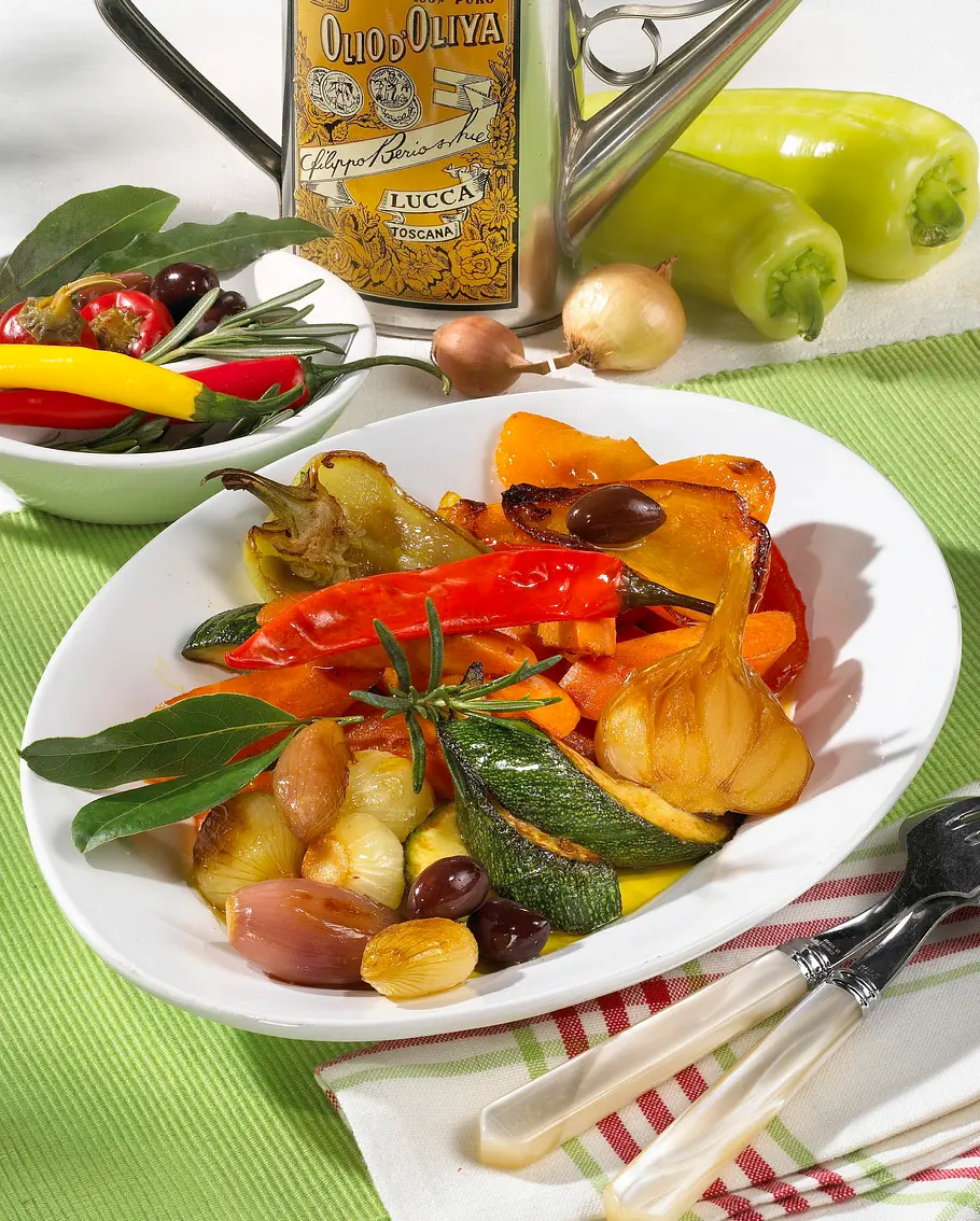 Antipasti-Platte mit Paprika, Möhren, Zucchini und Schalotten Rezept Antipasti-Platte mit Paprika, Möhren, Zucchini und Schalotten Rezept