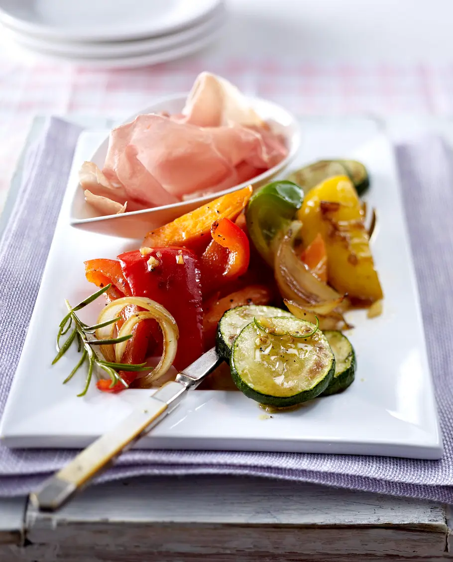 Antipasti-Platte mit rohem Schinken Rezept Antipasti-Platte mit rohem Schinken Rezept