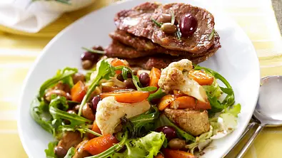 Antipasti-Salat zu Minutensteaks Rezept - Foto: LECKER @ Bauer Media Group