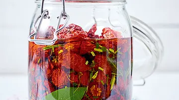 Antipasti-Tomaten Rezept - Foto: LECKER @ Bauer Media Group Antipasti-Tomaten Rezept - Foto: LECKER @ Bauer Media Group