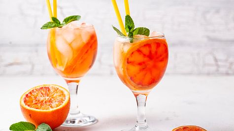 Aperol Paloma in 2 Gläser serviert mit Minzdeko und Nudel-Trinkhalme - Foto: House of Food / Bauer Food Experts KG