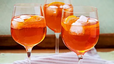 Aperol Spritz (alkoholfrei) in drei Gläsern - Foto: LECKER @ Bauer Media Group Aperol Spritz (alkoholfrei) in drei Gläsern - Foto: LECKER @ Bauer Media Group