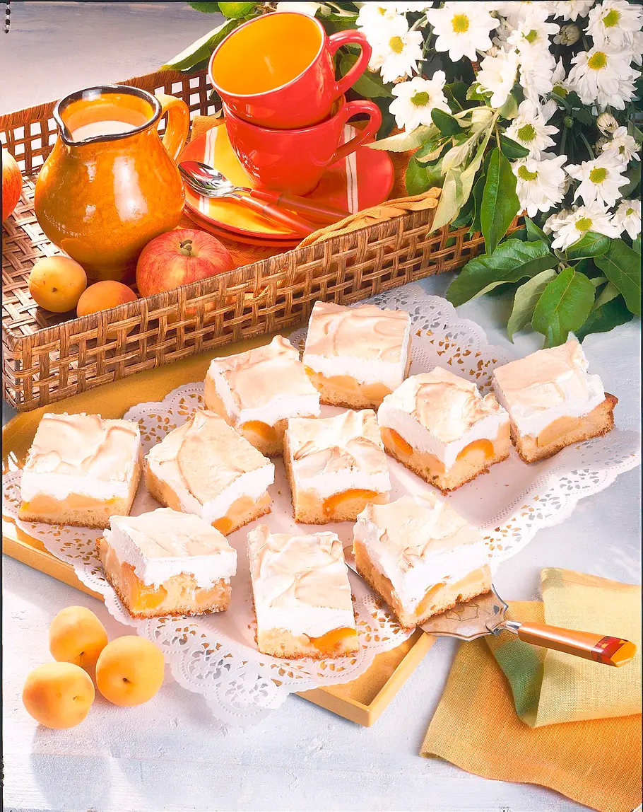 Apfel-Aprikosenkuchen mit Schaummasse Rezept Apfel-Aprikosenkuchen mit Schaummasse Rezept
