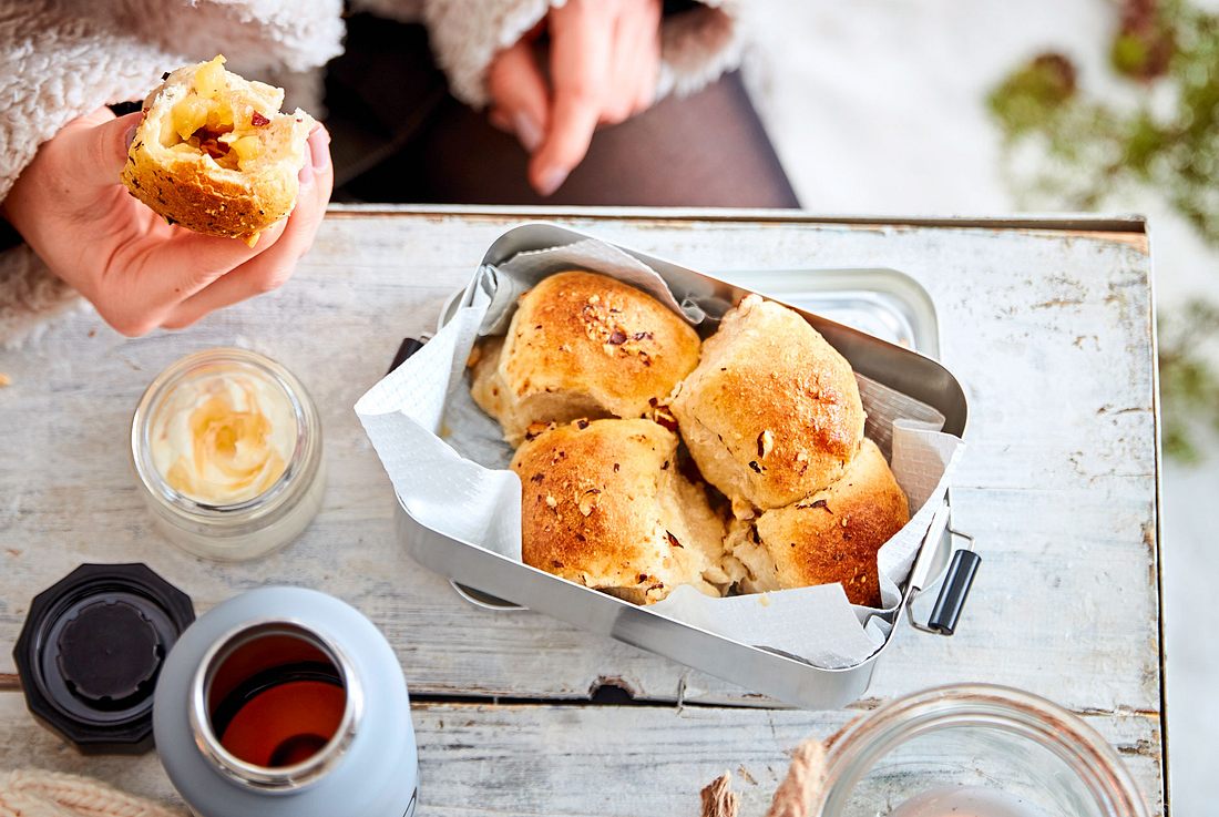 Apfel-Bällchen-Schlacht mit Honig-Schmand Rezept | LECKER
