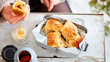 Apfel-Bällchen-Schlacht mit Honig-Schmand Rezept - Foto: LECKER @ Bauer Media Group Apfel-Bällchen-Schlacht mit Honig-Schmand Rezept - Foto: LECKER @ Bauer Media Group
