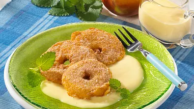 Apfel-Beignets mit Vanillesoße Rezept - Foto: LECKER @ Bauer Media Group