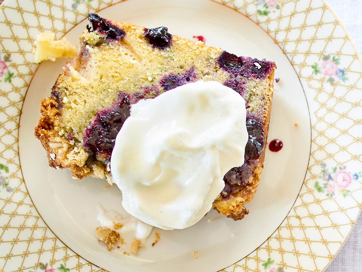 Apfel-Blaubeer-Kuchen mit Marzipanstreusel-Pomp Rezept