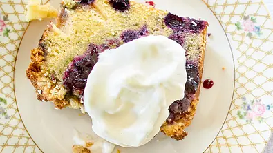 Apfel-Blaubeer-Kuchen mit Marzipanstreusel-Pomp Rezept - Foto: LECKER @ Bauer Media Group
