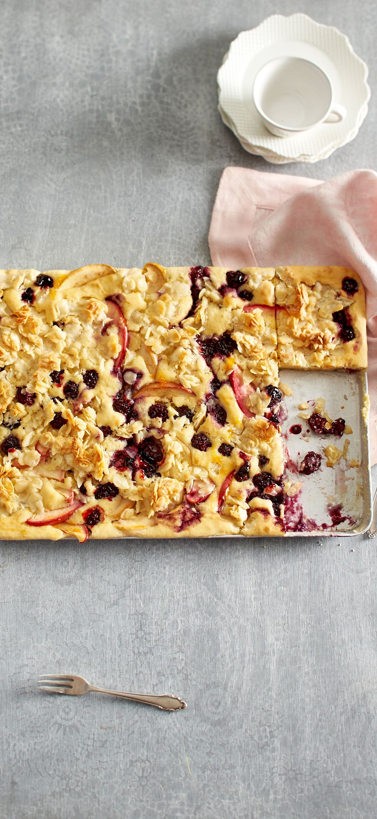 Apfel-Brombeer-Kuchen vom Blech Rezept