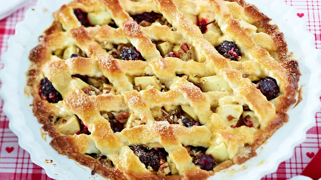 Apfel-Brombeer-Pie Linzer Art Rezept - Foto: LECKER @ Bauer Media Group