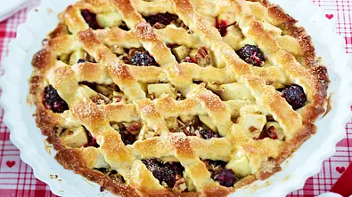 Apfel-Brombeer-Pie Linzer Art Rezept - Foto: LECKER @ Bauer Media Group