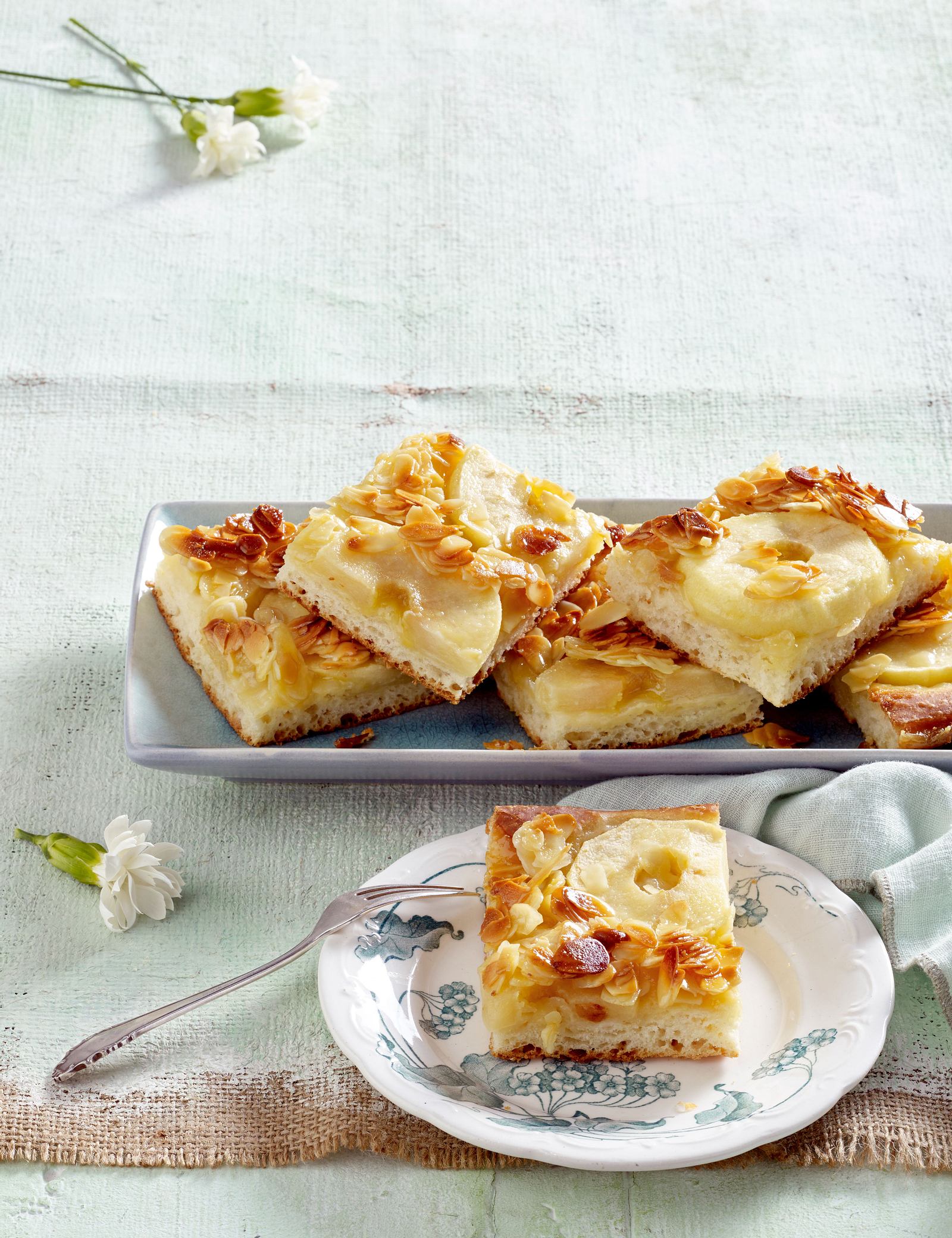 apfel-butterkuchen mit florentiner-mandelkruste