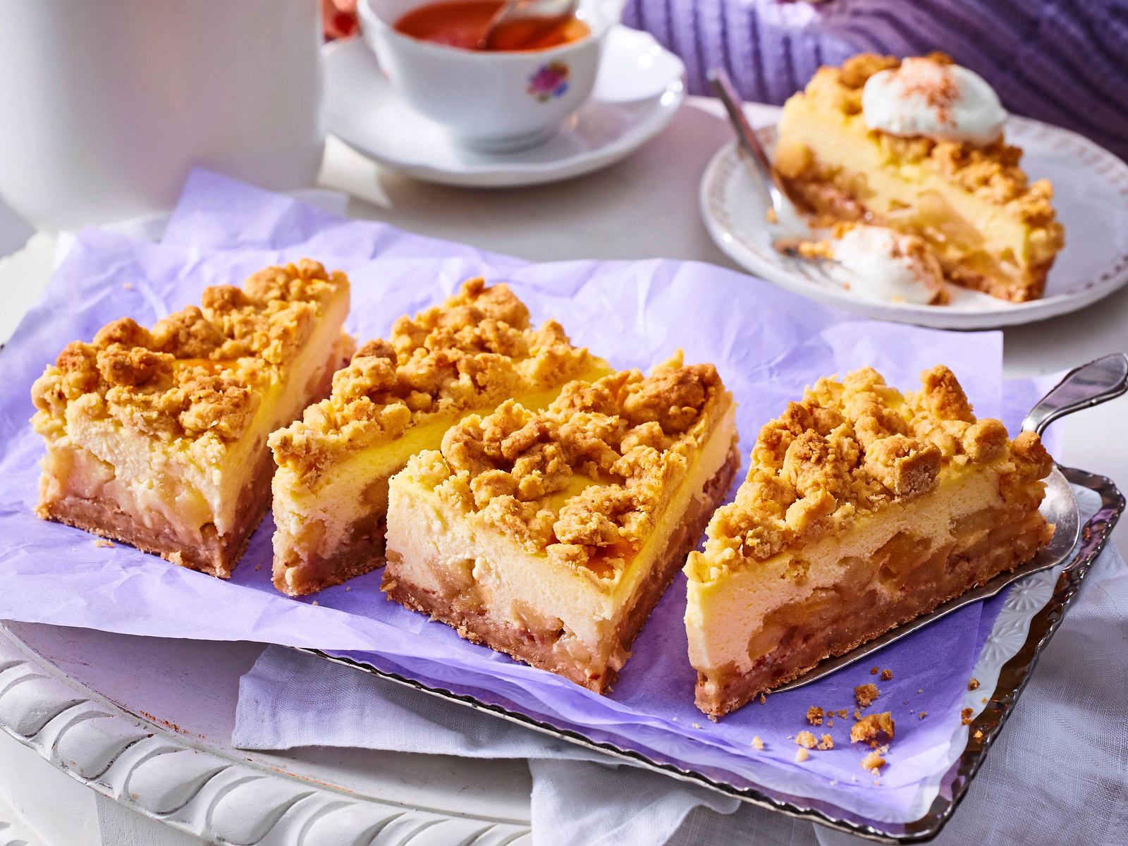 Vom Blech: Cremiger Käsekuchen trifft auf Apfel-Crumble Rezept | LECKER
