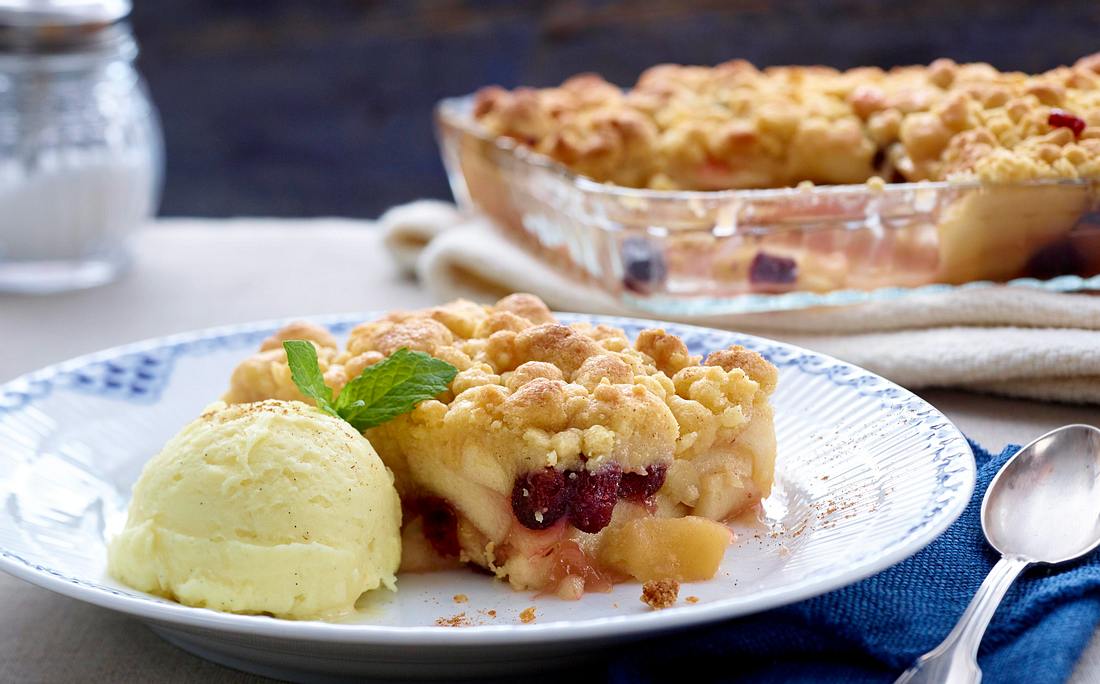 Apfel-Crumble mit Cranberrys Rezept | LECKER