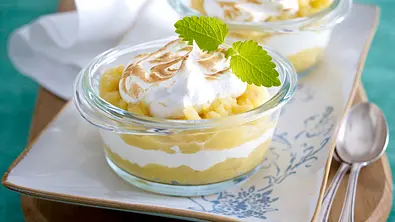 Apfel-Eierlikör-Kompott mit Vanillejoghurt und Baiser Rezept - Foto: LECKER @ Bauer Media Group